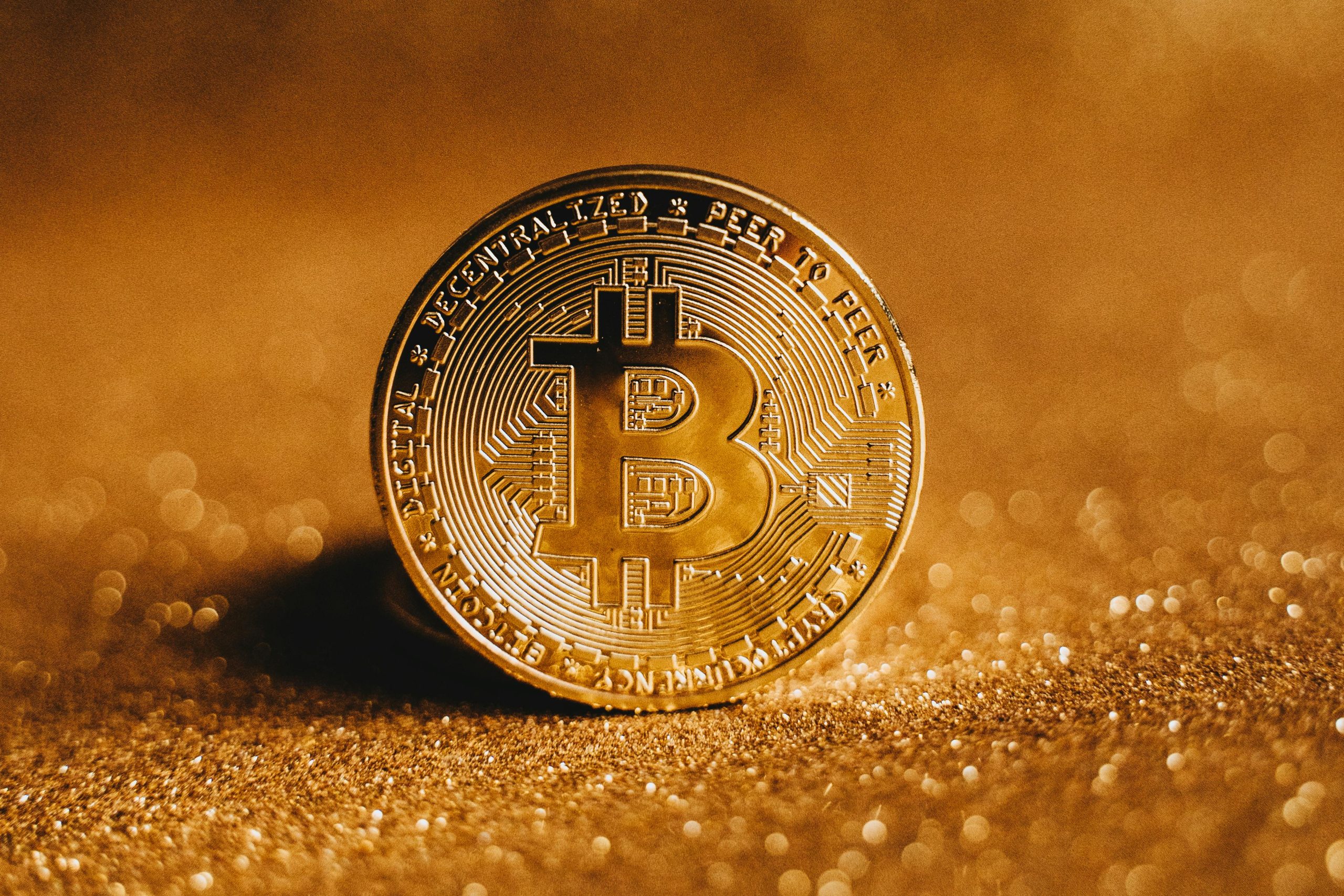 Bitcoin coin, b mit strichen die orthogonal abgehene oben und unten, je zwei. Darumherum linien und rechtecke die platine symbolisieren